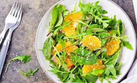 Салат с мангольдом, рукколой и апельсином