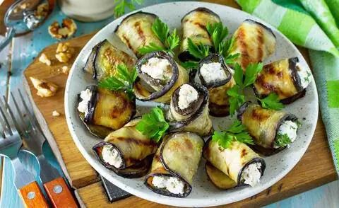 Рулетики из баклажанов на гриле с начинкой