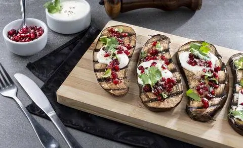 Половинки баклажанов на гриле с зернами граната