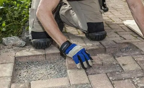 вымостить террасу