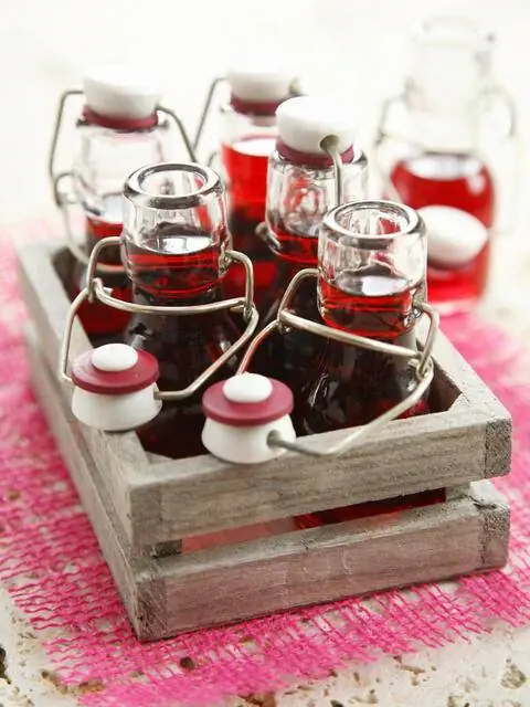 Вишневый ликер в маленьких бутылочках с откидной крышкой