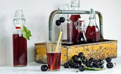 Вишневый сок в бутылках