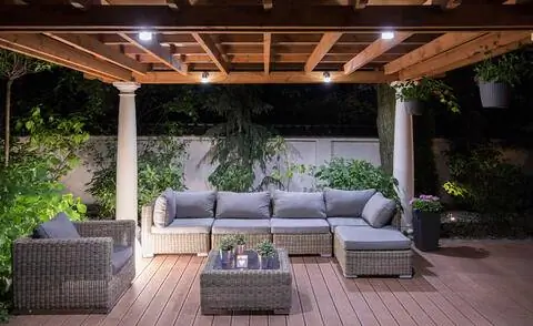 Терраса с ярким потолочным освещением