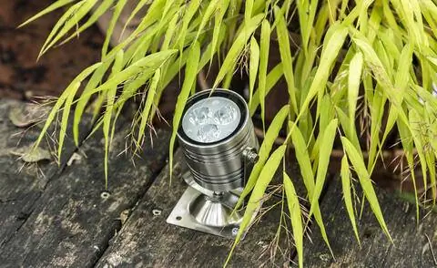 Прожектор прикручен к деревянной палубе