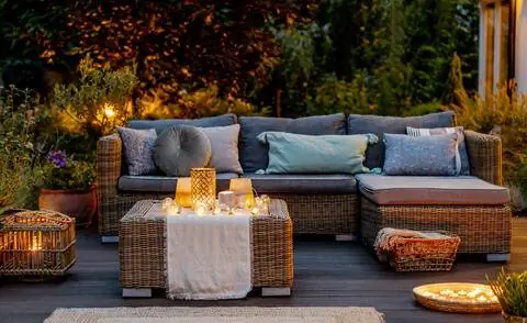 Освещение террасы фонарями и свечами