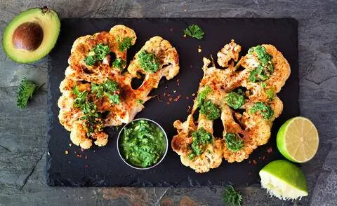 Стейки из цветной капусты с соусом