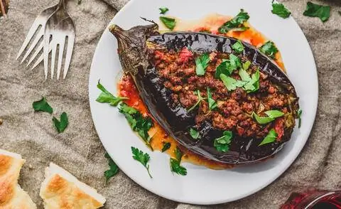 Баклажаны, фаршированные говяжьим фаршем и помидорами