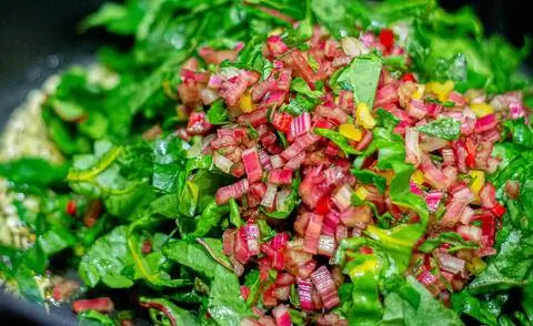 Жаркое со швейцарским мангольдом