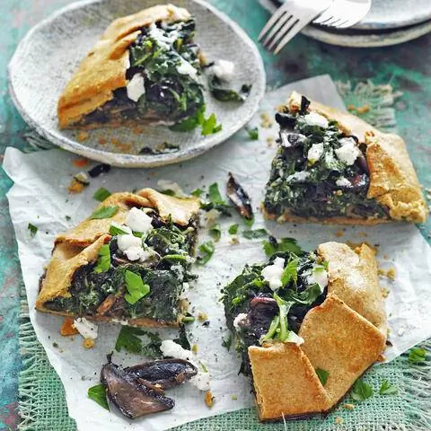 Швейцарский мангольд и грибной пирог