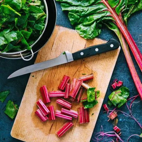 Нарежьте мангольд перед приготовлением