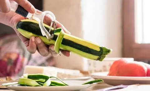 Очистить кабачки с помощью овощечистки