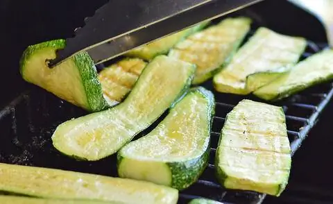 Кусочки кабачка обжарить на гриле