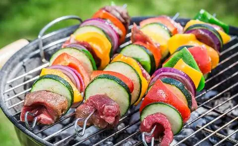 Жареные шашлычки с ломтиками цуккини