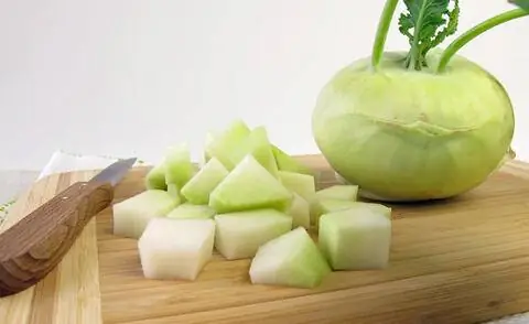 Перед заморозкой нарежьте кольраби небольшими кусочками.