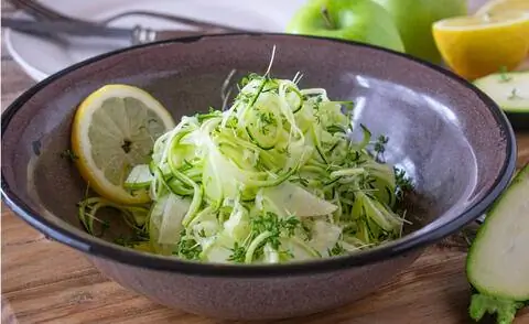 Яблочный салат из кабачков