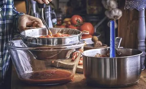 Выжимание сока из помидоров