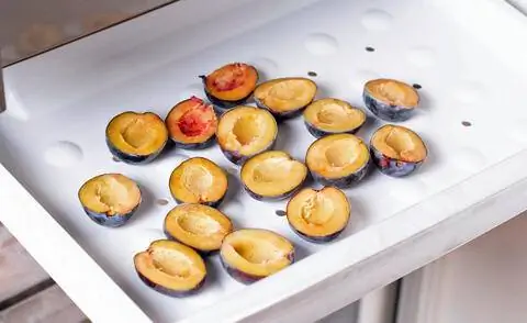 Половинки сливы на подносе