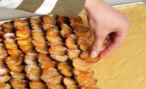 Замороженные сливы на тесте для торта