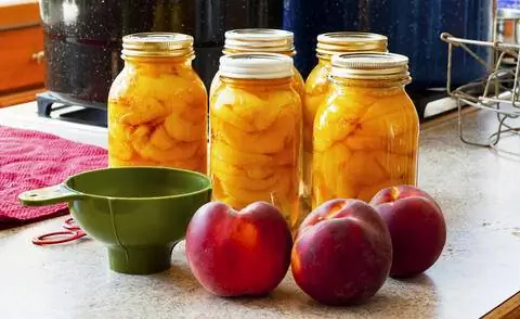 Консервация банок с персиками