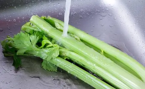 Вымойте палочки сельдерея