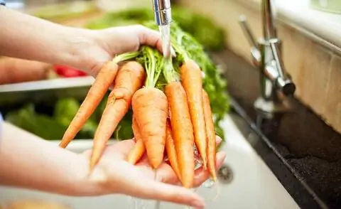 мыть морковь