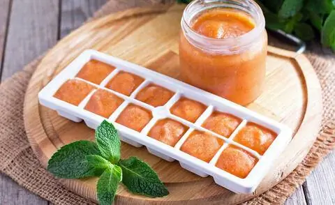 Морковное пюре в формочке для льда