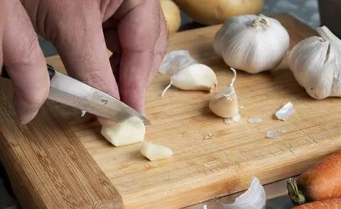 Измельчите зубчик чеснока