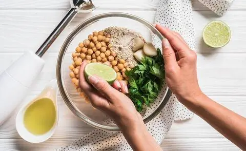 Ингредиенты для хумуса в миске