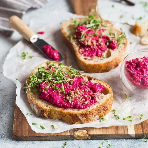 Свекольный хумус на хлебе