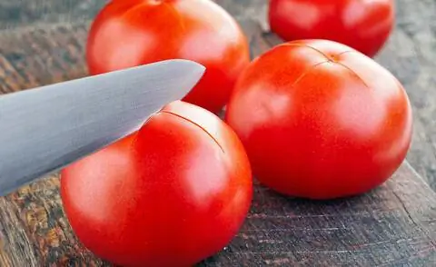 нарезать помидоры