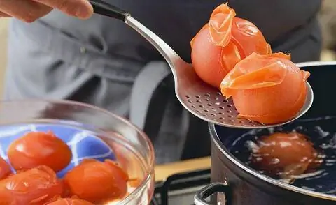 Бланшировать помидоры