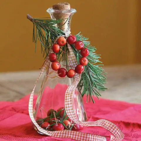 Украшение стола в стеклянном графине