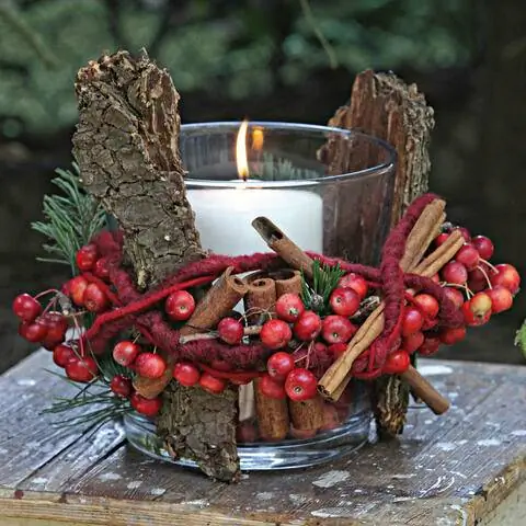 Украсьте фонарь декоративными яблоками.