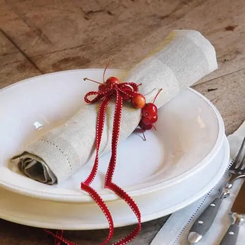 Новогоднее кольцо для салфеток из декоративных яблок