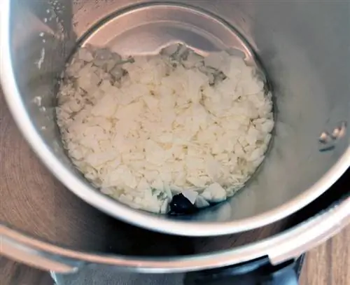 Растопить воск на водяной бане