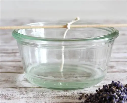 Привяжите фитиль к шпажке