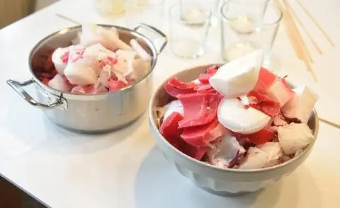 Оставшиеся свечи в горшке и миске