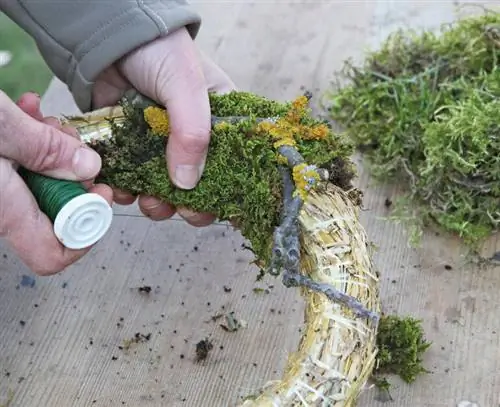 Проволочный мох на соломенном венке