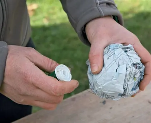 Сделать моховые шарики своими руками - сделать заготовку из газеты