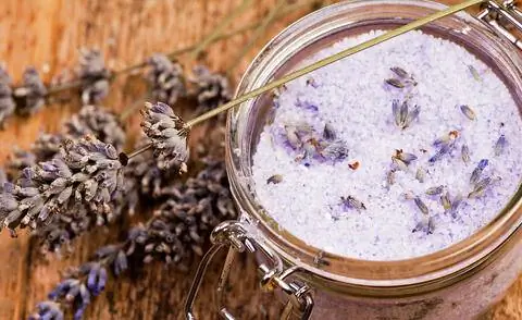 Скраб из морской соли с цветами лаванды