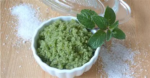 Для нежной кожи: сделайте пилинг с морской солью самостоятельно