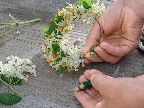Свяжите венок из цветов