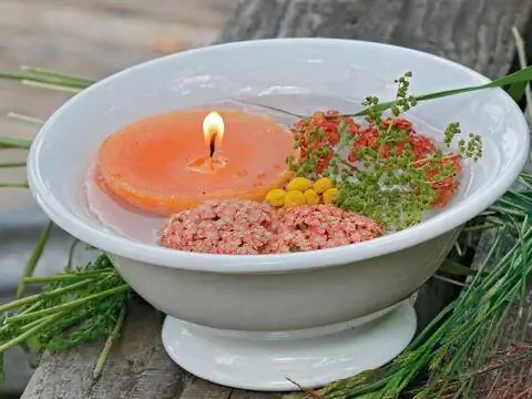 Фонарь в чаше, украшенный тысячелистником