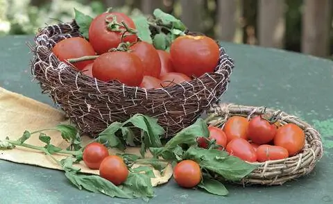 Домашняя корзинка с помидорами