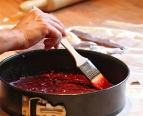 Намазать тесто джемом для Linzer Torte Намазать тесто джемом для Linzer Torte