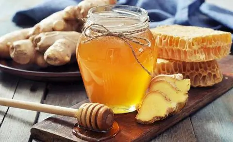 Мед в банке и свежий имбирь