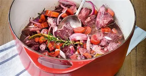 Тушеная говядина с красным луком