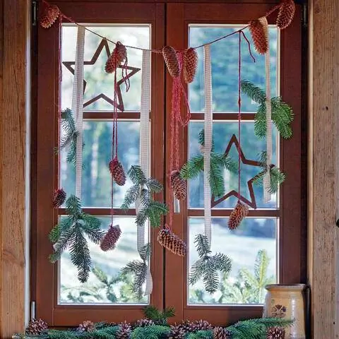 Рождественское украшение на окно: Гирлянда из шишек и веточек