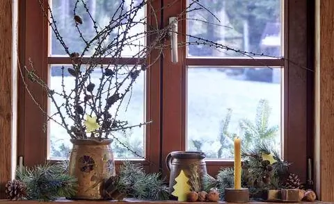 Натуральные адвентистские украшения на подоконнике