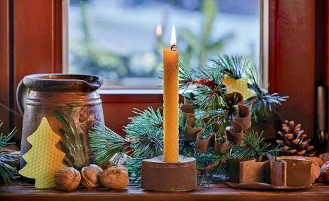 Рождественское украшение пчелиным воском и натуральными материалами